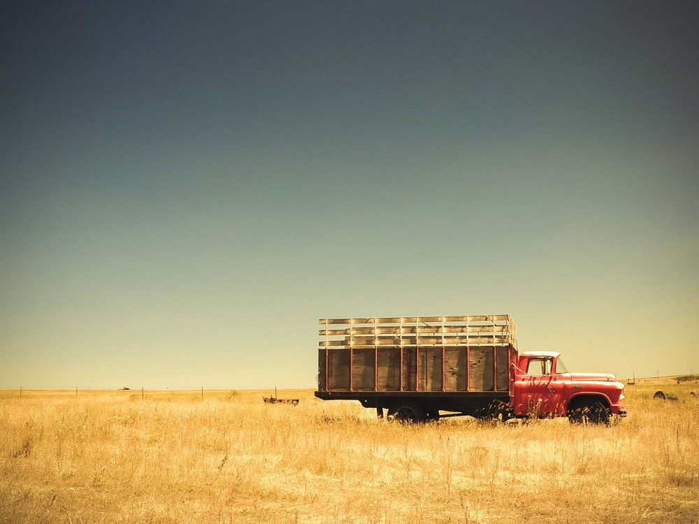 Camión Rojo y Marrón en el Campo de Hierba Marrón Bajo un Cielo Azul Durante el Día. Wallpaper in 2048x1536 Resolution