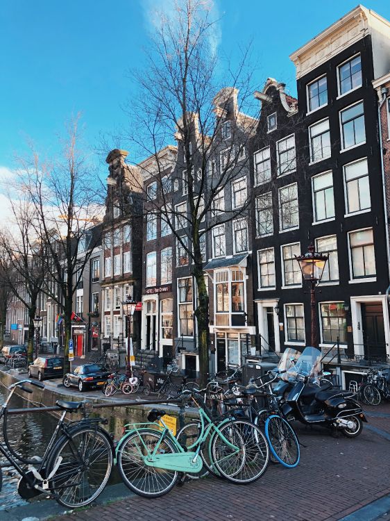 Vélos Garés Devant le Bâtiment Pendant la Journée. Wallpaper in 3024x4032 Resolution