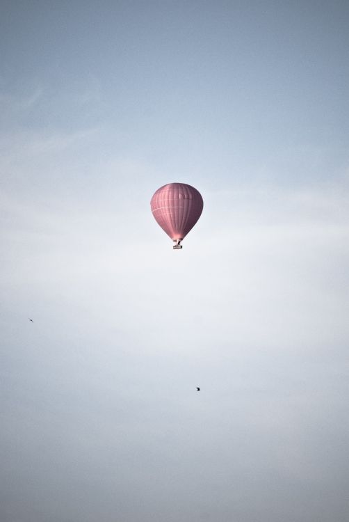 Globo de Aire Caliente Rojo en el Cielo. Wallpaper in 2592x3872 Resolution