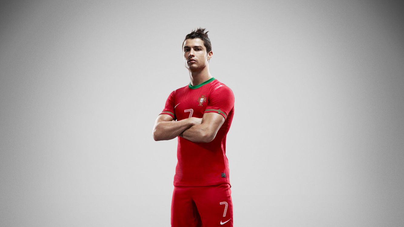 Homme en T-shirt à Col Rond Nike Rouge. Wallpaper in 5569x3133 Resolution
