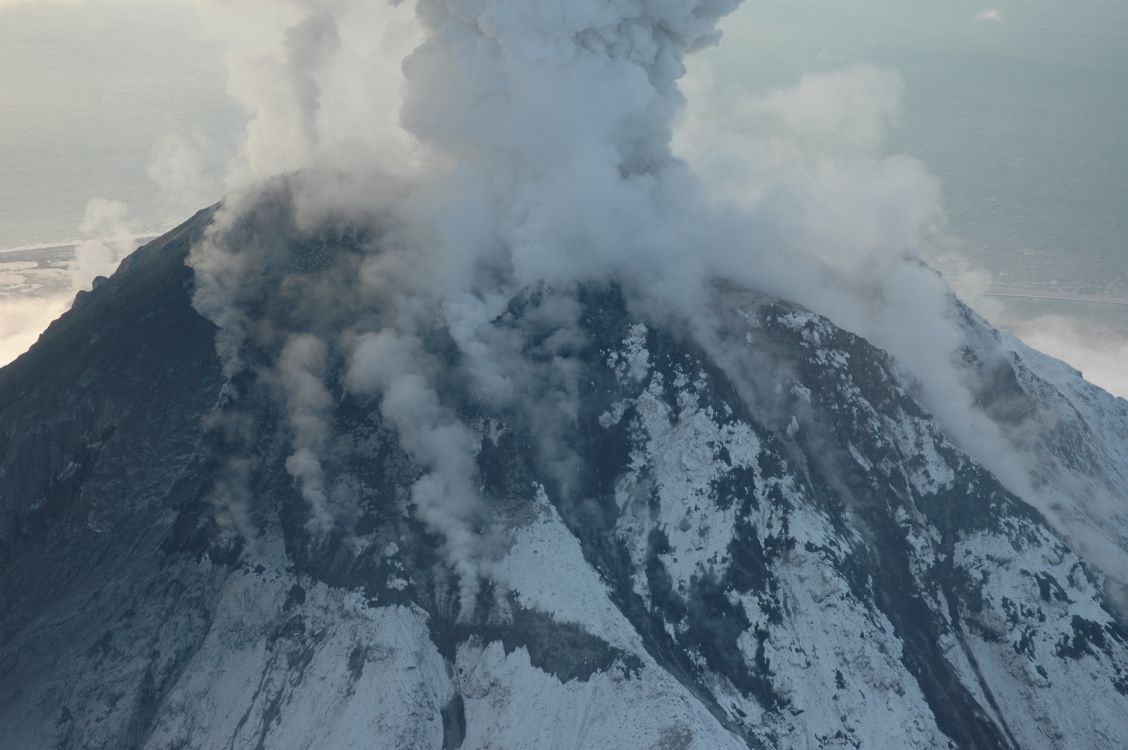 Nuages Blancs Sur la Montagne Noire et Blanche. Wallpaper in 3008x2000 Resolution