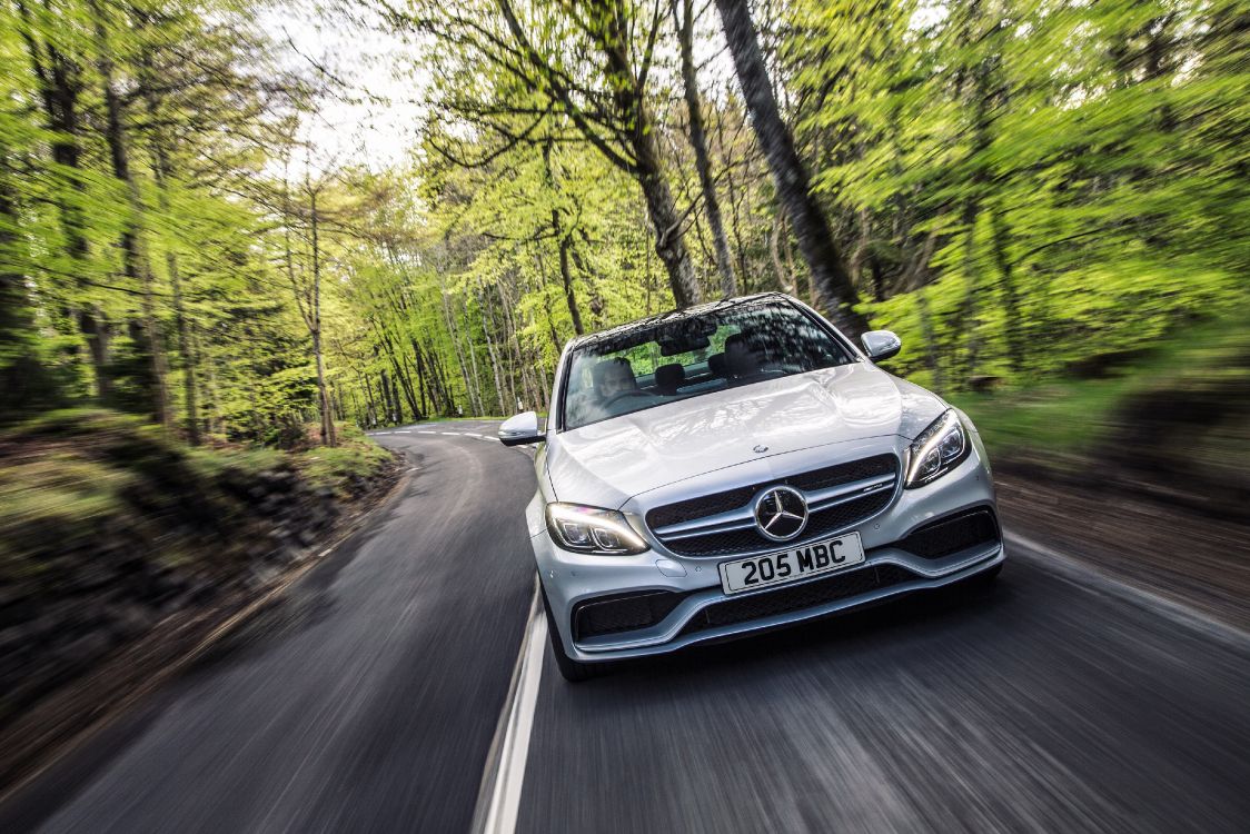 Silver Mercedes Benz Voiture Sur Route Entre Les Arbres Pendant la Journée. Wallpaper in 4096x2731 Resolution
