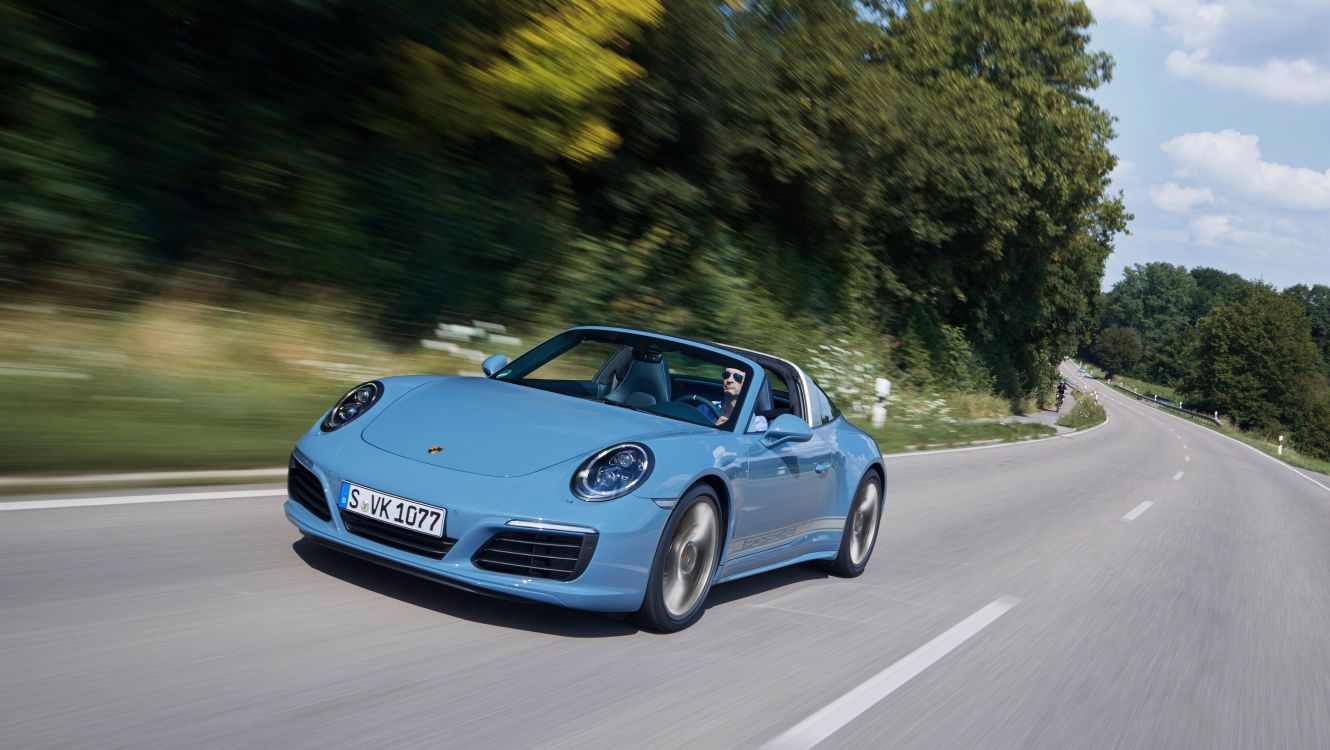 Porsche 911 Bleue Sur Route Pendant la Journée. Wallpaper in 3600x2030 Resolution