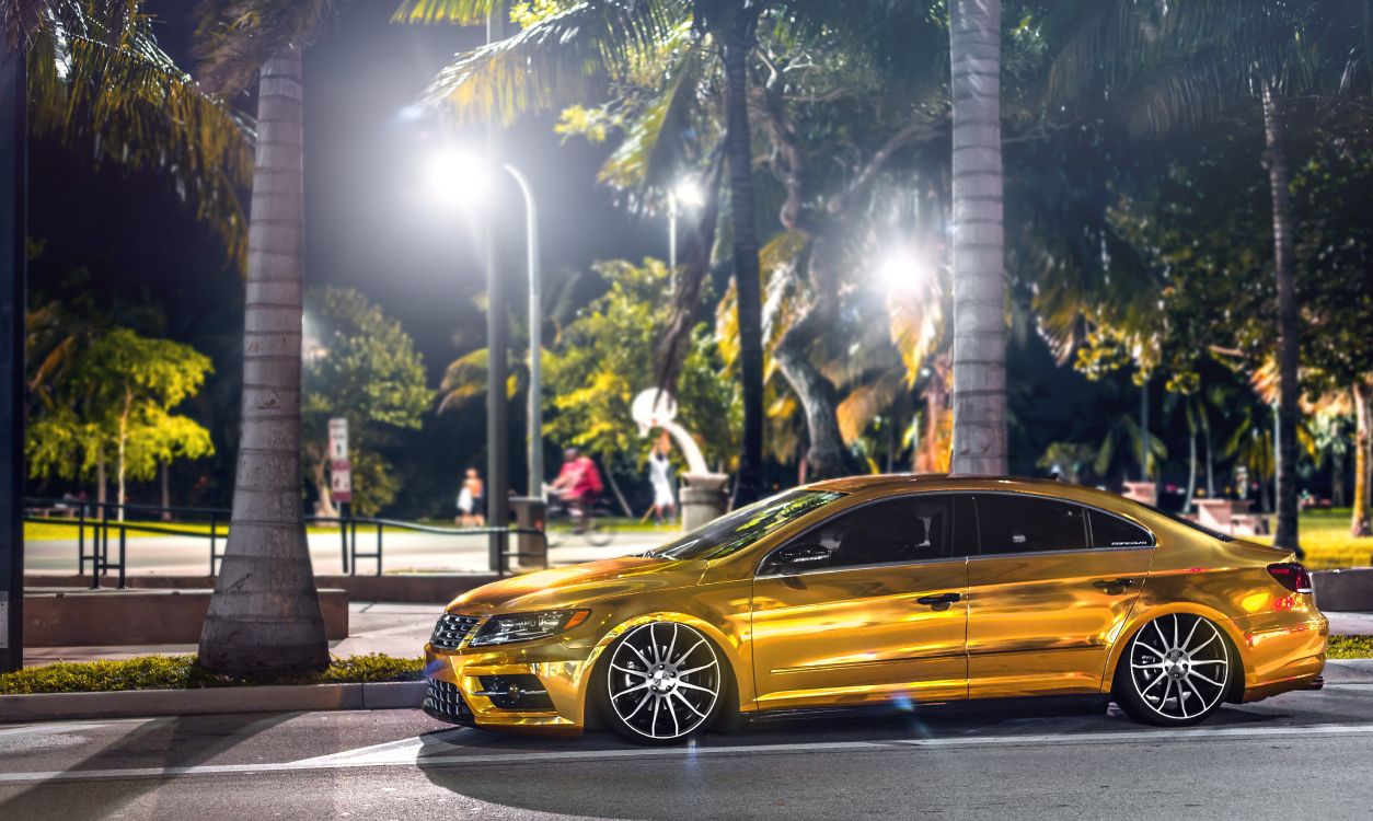 Porsche 911 Amarillo Estacionado en la Carretera Durante el Día. Wallpaper in 5472x3271 Resolution