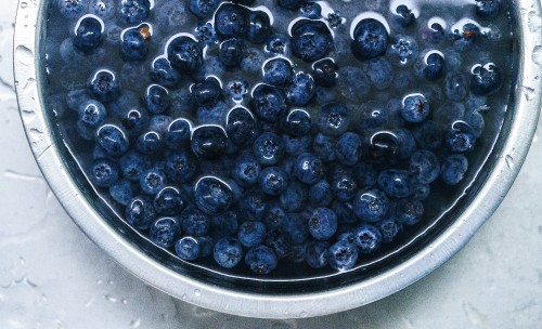 Image blue berries on black round container