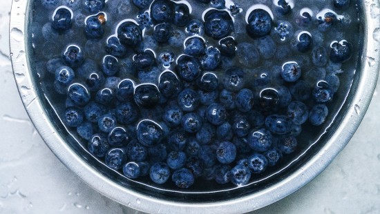 Image blue berries on black round container