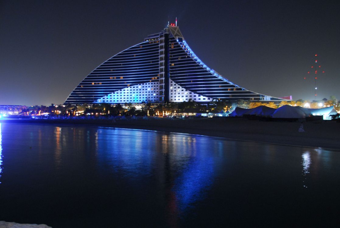 Beleuchtete Brücke Über Gewässer Während Der Nacht. Wallpaper in 2896x1944 Resolution