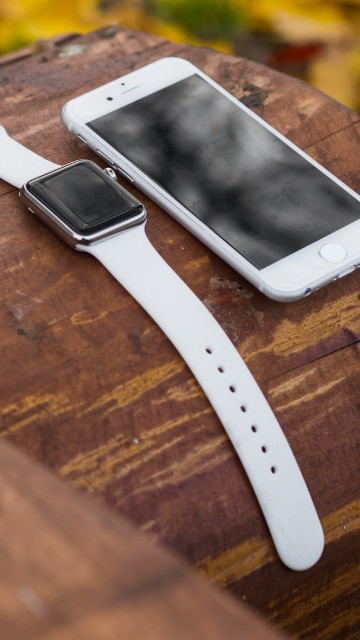 Image white iphone 5 on brown wooden table