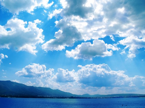 Image blue sea under blue sky and white clouds during daytime