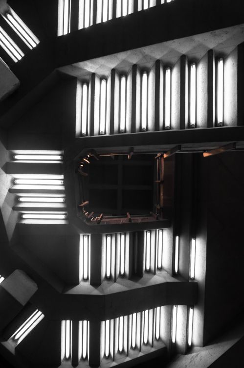 Escaleras de Caracol en Blanco y Negro. Wallpaper in 1706x2560 Resolution