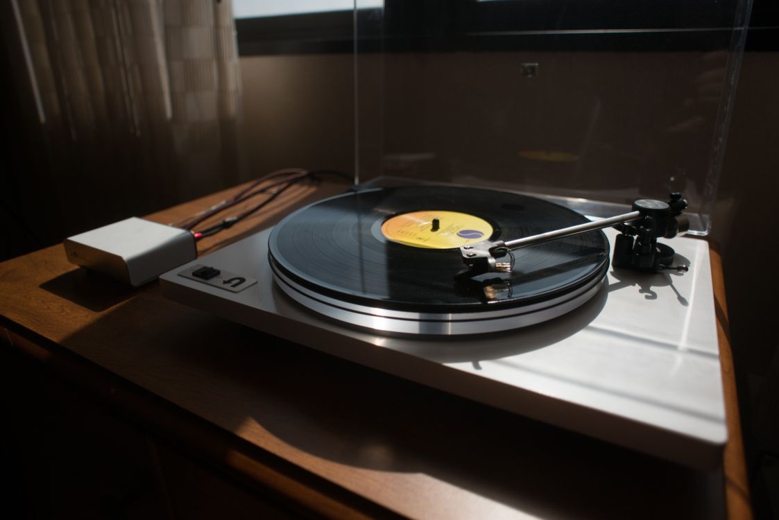 Black Vinyl Record Player on White Table. Wallpaper in 3000x2002 Resolution