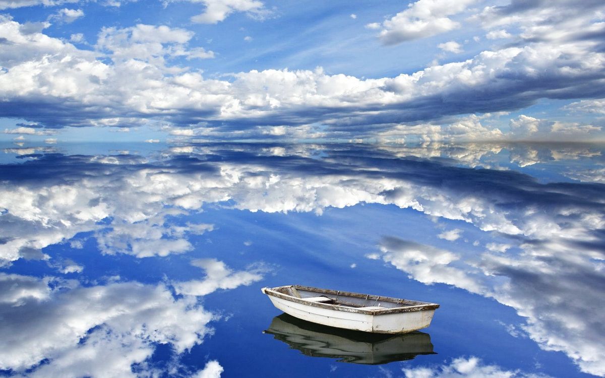 Bateau Blanc Sur Mer Sous Des Nuages Blancs et un Ciel Bleu Pendant la Journée. Wallpaper in 1920x1200 Resolution