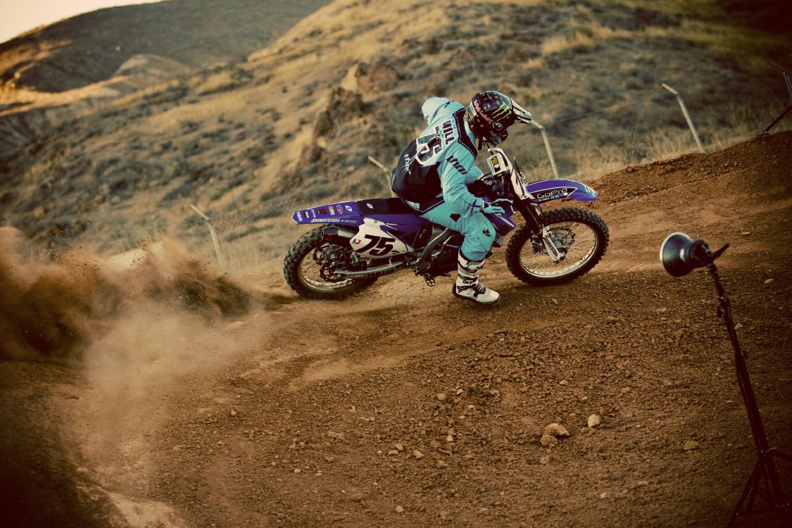 Hombre en Casco de Motocross Blanco y Rojo Montando Motocross Dirt Bike. Wallpaper in 3504x2336 Resolution