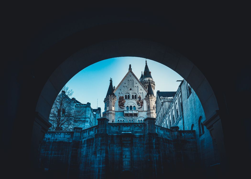 Bâtiment en Béton Bleu et Blanc. Wallpaper in 5602x4000 Resolution