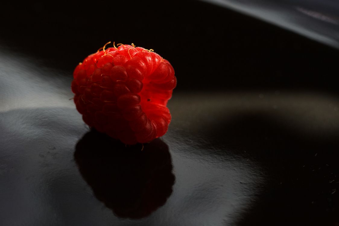 Ornement Rond Rouge Sur Textile en Cuir Noir. Wallpaper in 4241x2828 Resolution