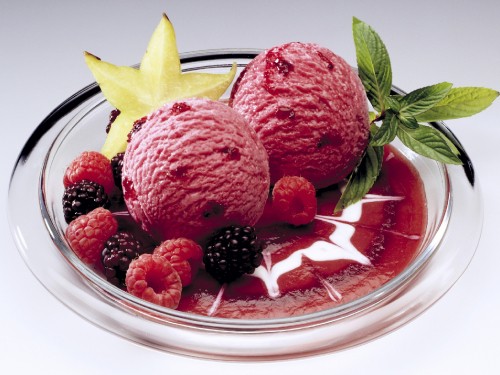 Image strawberry ice cream on clear glass bowl