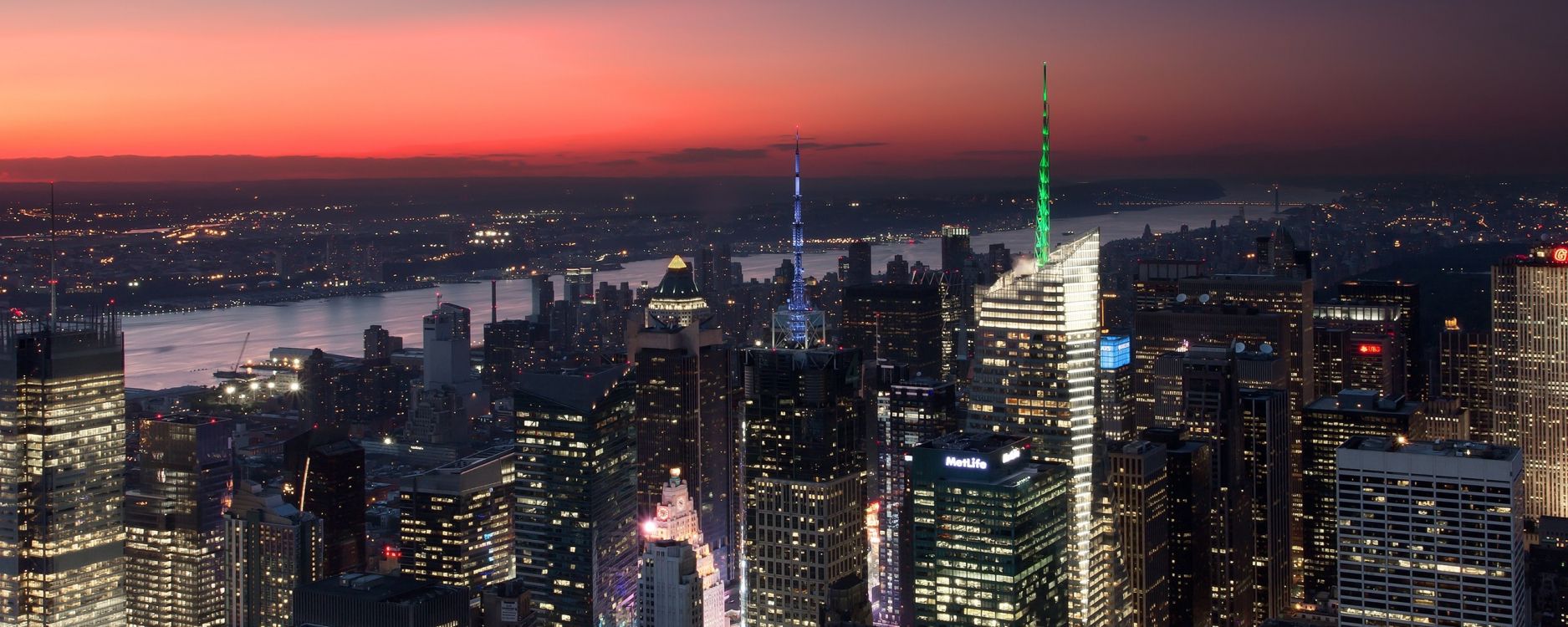 Vista Aérea de Los Edificios de la Ciudad Durante la Noche.. Wallpaper in 2560x1024 Resolution