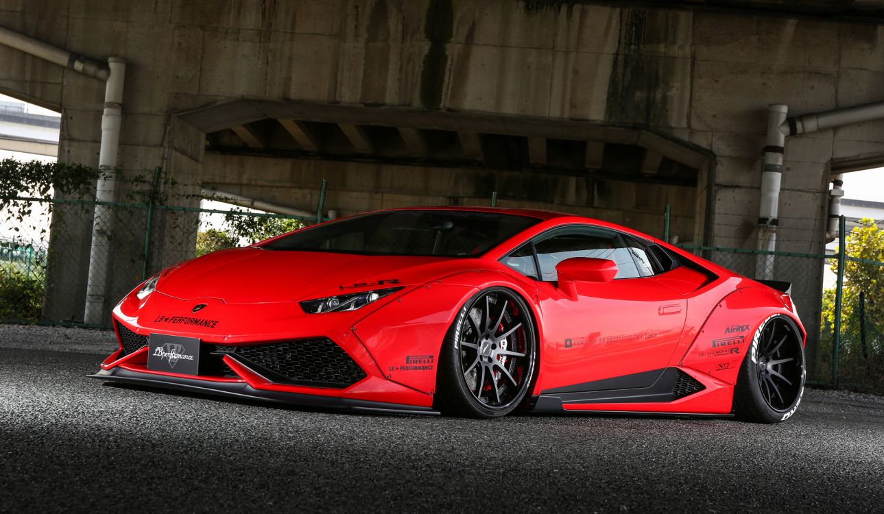 Ferrari 458 Italia Rojo Estacionado en el Estacionamiento. Wallpaper in 1998x1162 Resolution
