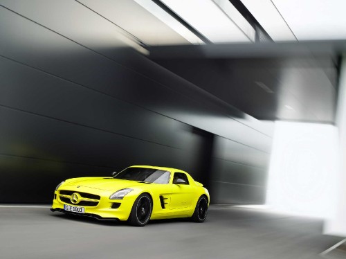 Image yellow porsche 911 parked in garage