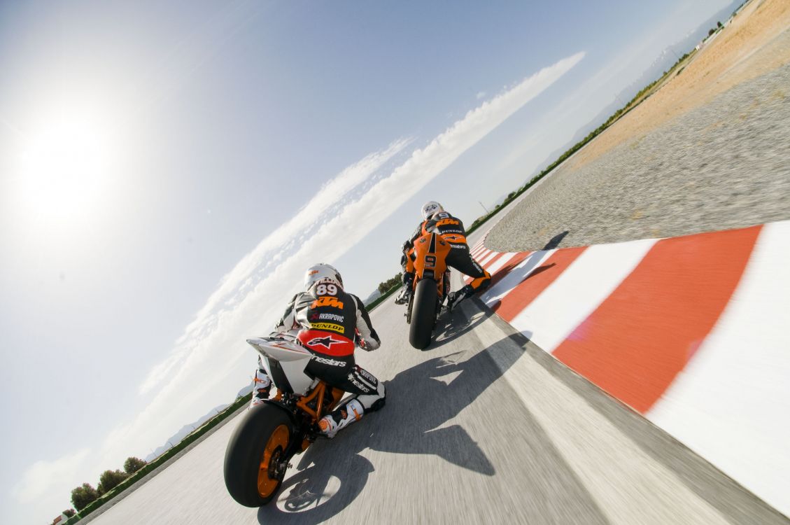 2 Hombres en Motocicleta en la Carretera Durante el Día.. Wallpaper in 3307x2196 Resolution