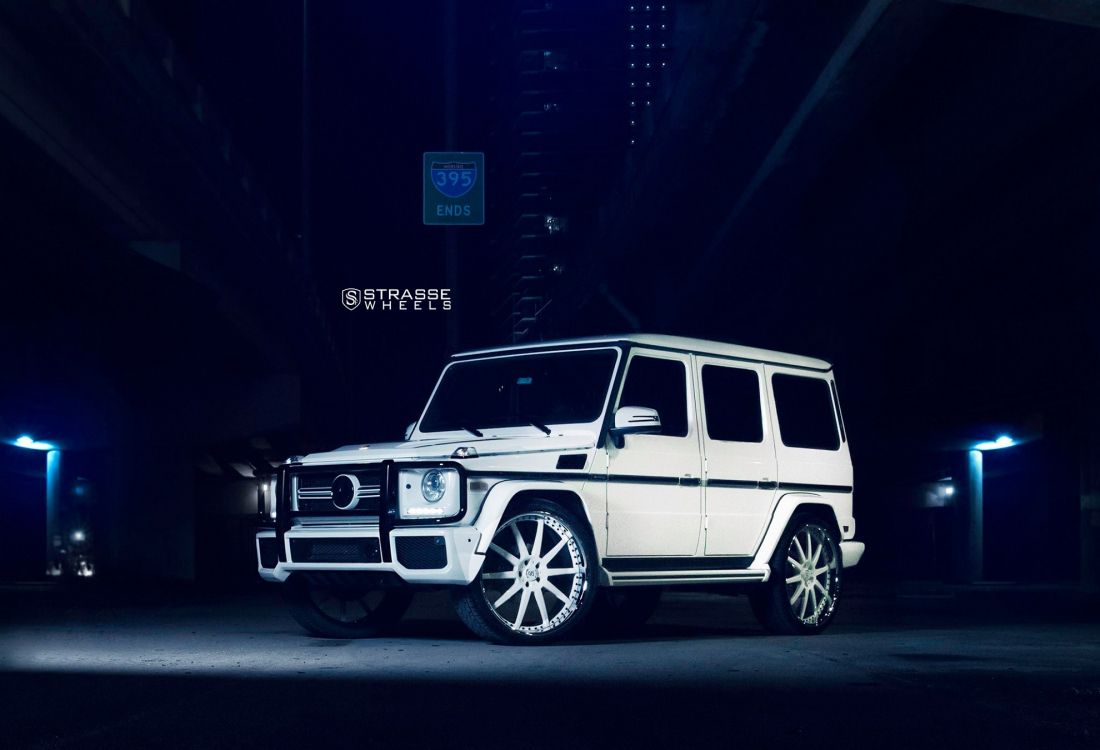 Suv Blanc et Noir Sur Route. Wallpaper in 1980x1350 Resolution