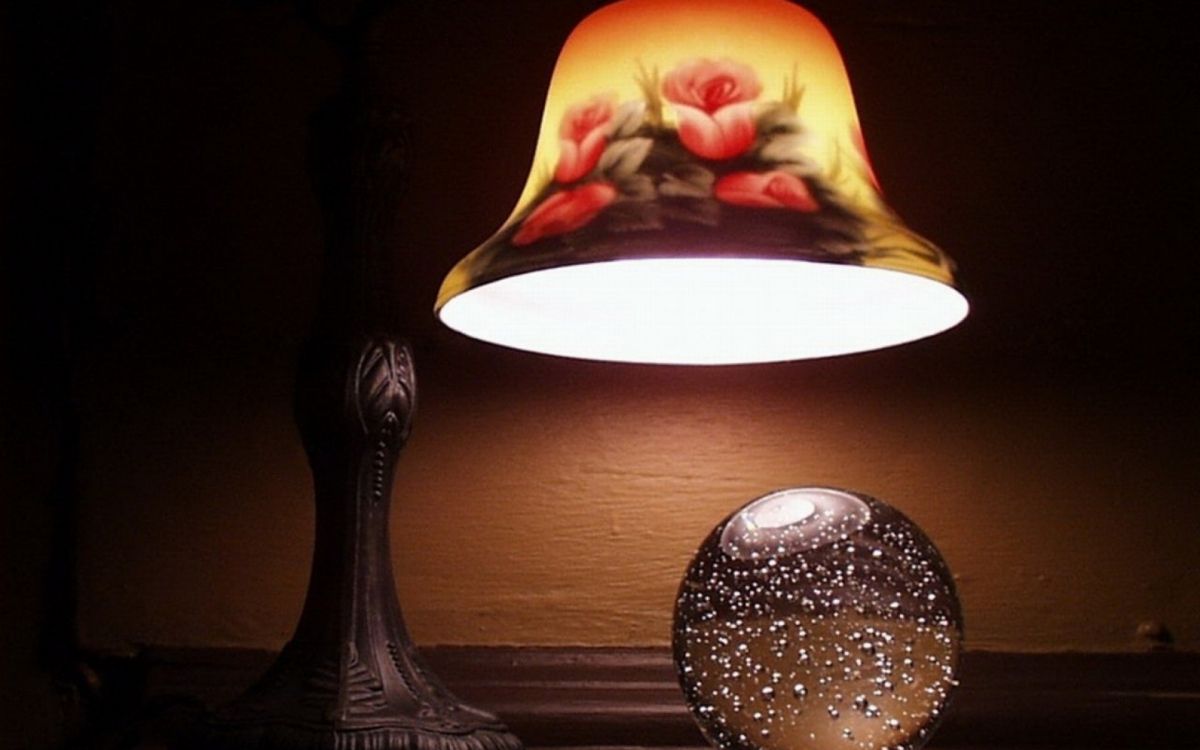 Gelbe Und Rote Florale Tischlampe. Wallpaper in 1920x1200 Resolution