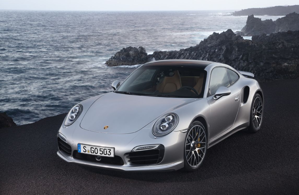 Porsche 911 Argent Sur la Plage Pendant la Journée. Wallpaper in 3600x2357 Resolution