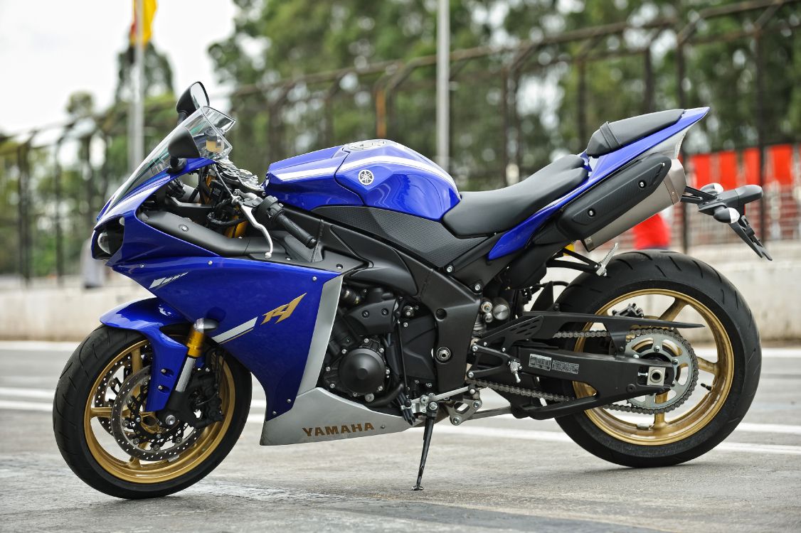 Blue and Black Sports Bike. Wallpaper in 4000x2662 Resolution