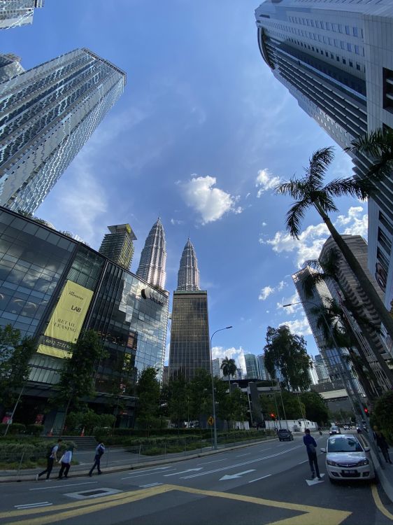 Las Torres Petronas, Kuala Lumpur, Malasia, Torre de Bloques, Arquitectura. Wallpaper in 1536x2048 Resolution