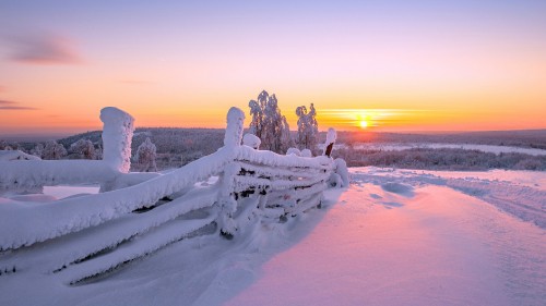 Image white wooden fence on white sand during sunset