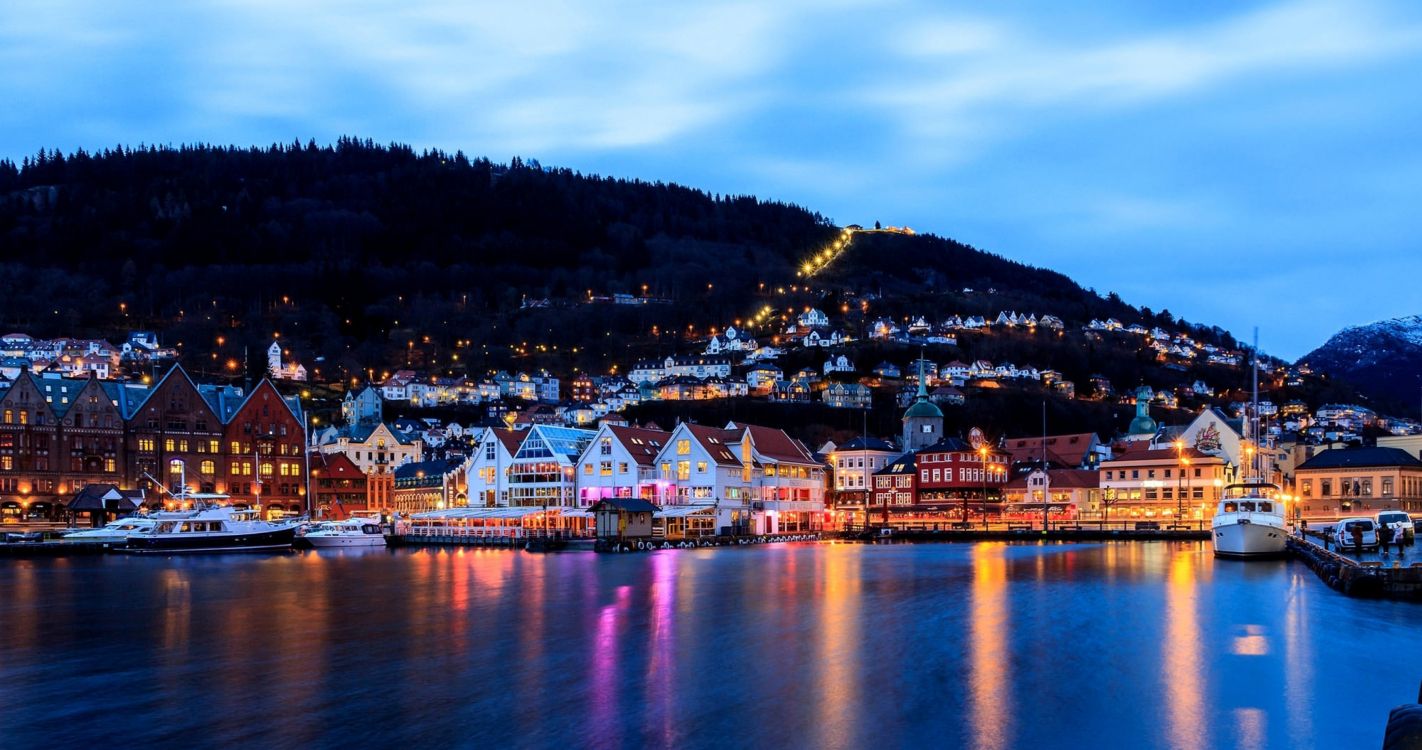 Bâtiment en Béton Blanc et Marron Près D'un Plan D'eau Pendant la Nuit. Wallpaper in 4096x2160 Resolution
