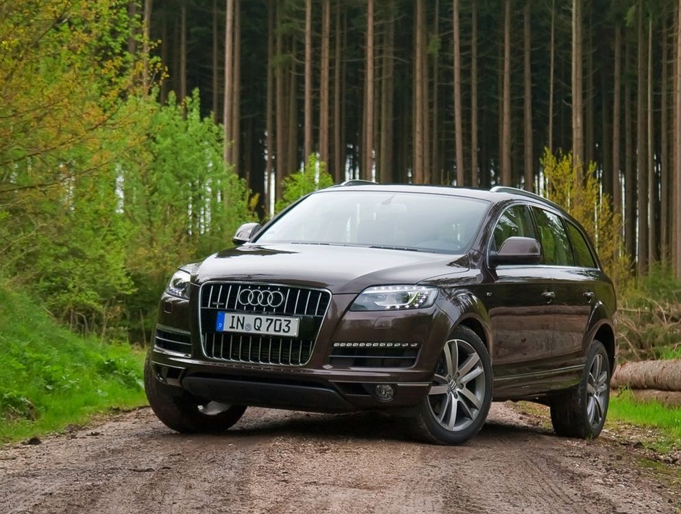 Schwarze Audi Limousine Auf Unbefestigter Straße Tagsüber. Wallpaper in 1920x1448 Resolution