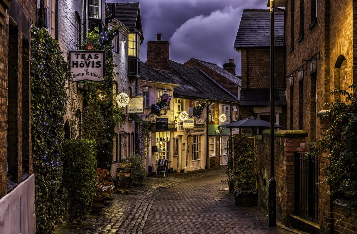Maison en Béton Marron et Noir Sous Des Nuages Blancs Pendant la Journée. Wallpaper in 2560x1680 Resolution