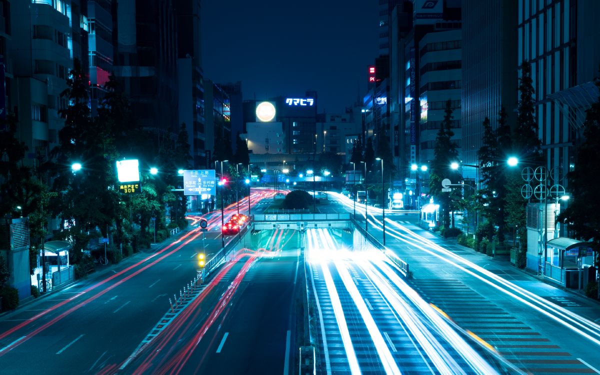 Coches en la Carretera Durante la Noche.. Wallpaper in 3840x2400 Resolution