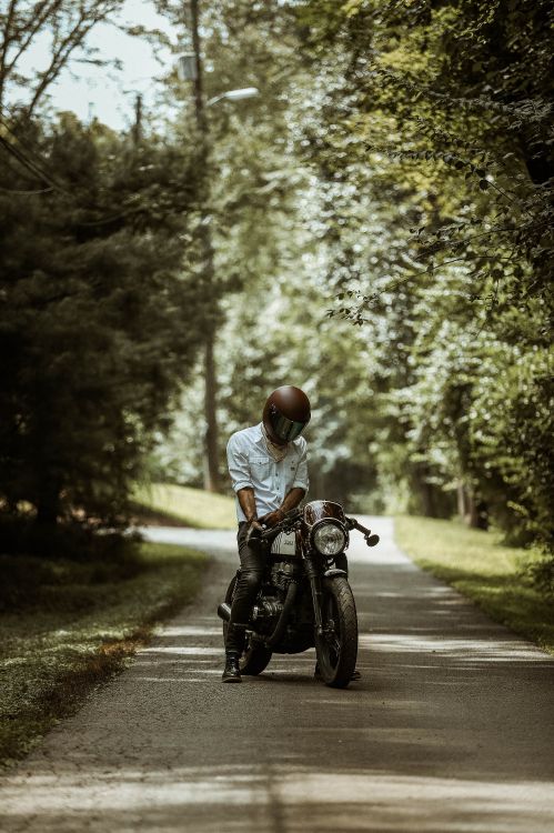 L'homme en Chemise Blanche Équitation Moto Sur Route Pendant la Journée. Wallpaper in 2976x4464 Resolution