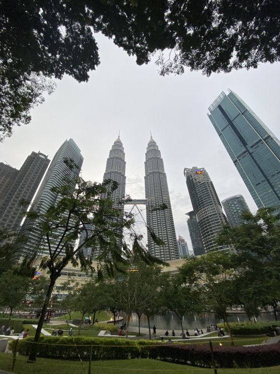 Tours Petronas, Kuala Lumpur, Malaisie, Les Tours Jumelles Petronas, Tour de Bloc. Wallpaper in 1536x2048 Resolution