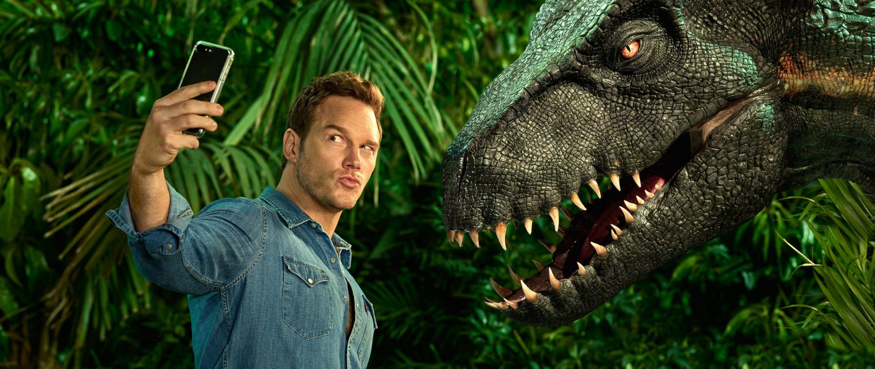 L'homme en Denim Bleu Chemise Boutonnée Debout à Côté de Crocodile. Wallpaper in 2560x1080 Resolution