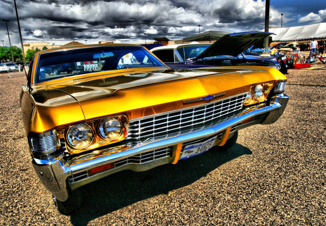 Voiture Jaune Sur Sable Gris Pendant la Journée. Wallpaper in 2260x1564 Resolution