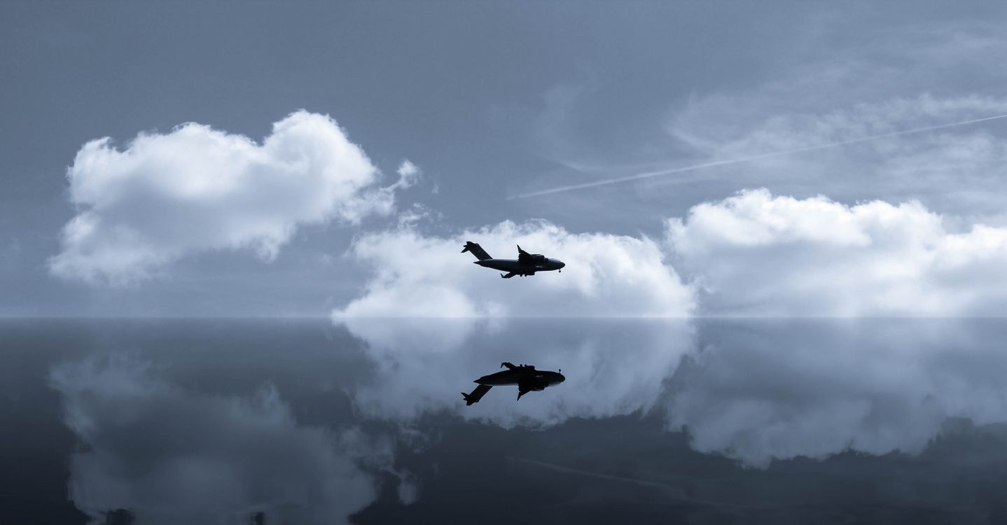 Avión Negro Volando en el Cielo Durante el Día. Wallpaper in 4272x2228 Resolution