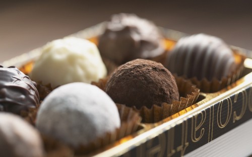 Image chocolate cupcakes on brown wooden tray