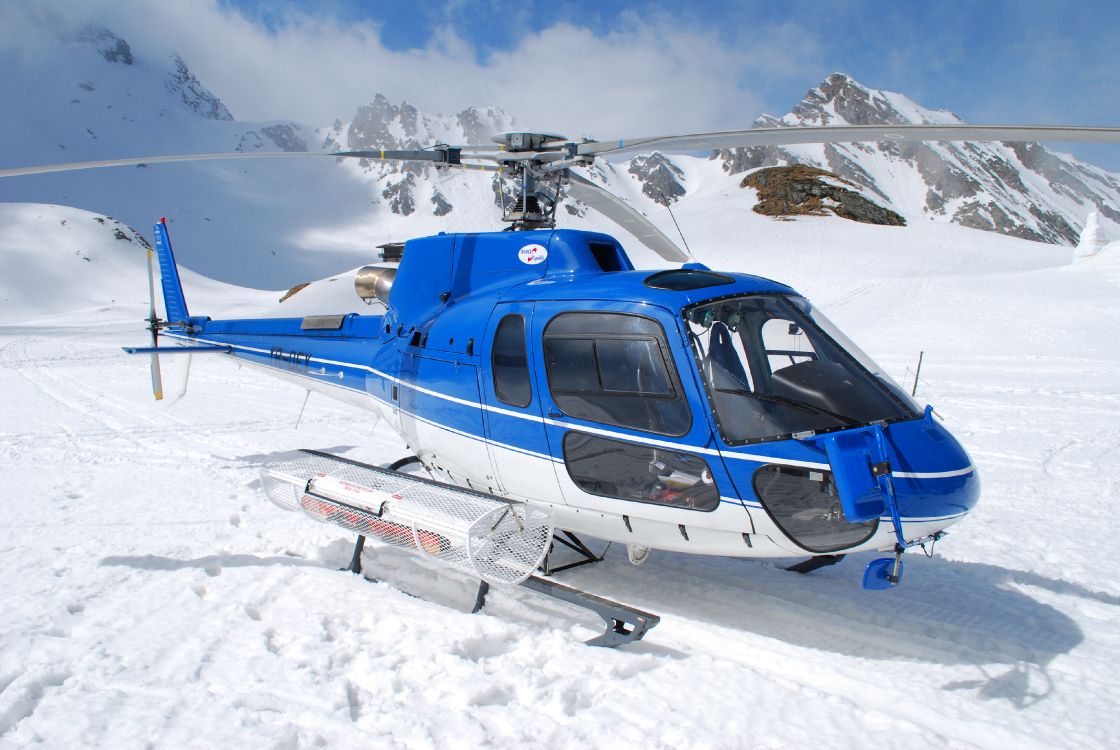 Helicóptero Azul y Blanco Sobre Suelo Cubierto de Nieve Durante el Día. Wallpaper in 3872x2592 Resolution