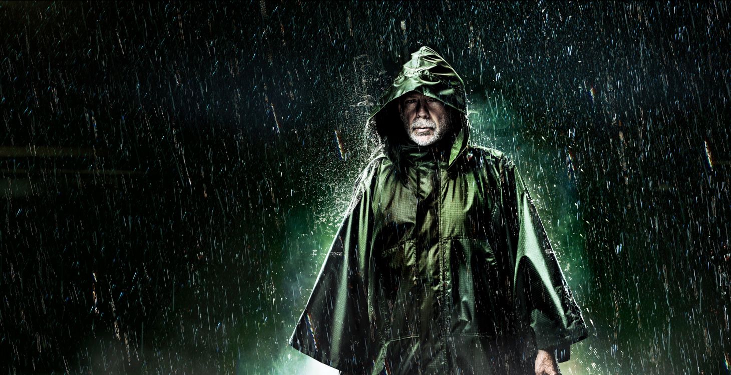 Hombre Con Capucha Verde Bajo la Noche Estrellada. Wallpaper in 7500x3852 Resolution