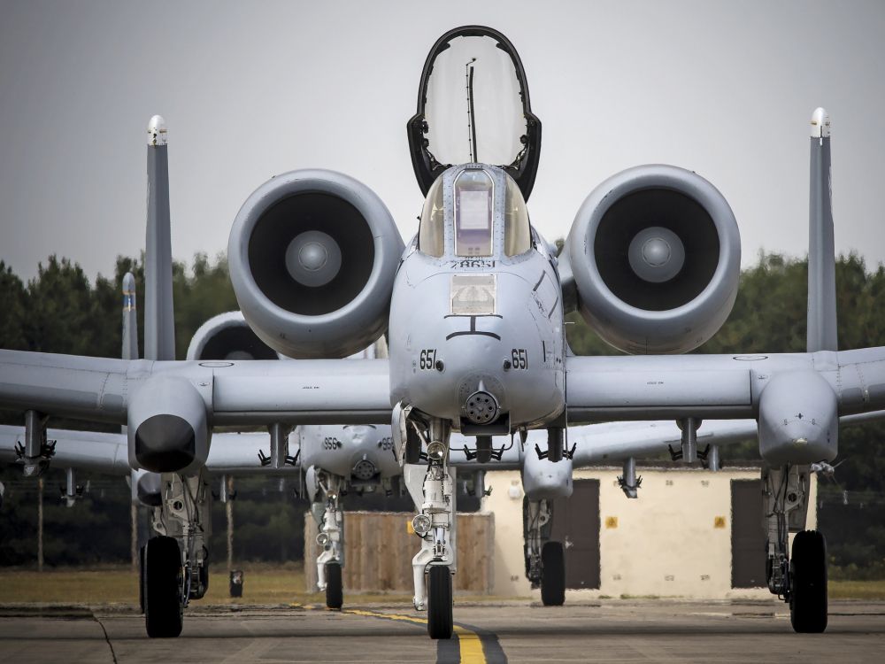 Graues Und Schwarzes Kampfflugzeug. Wallpaper in 2048x1536 Resolution