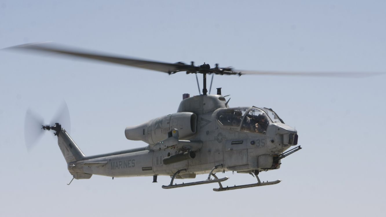 Avión Blanco y Negro Bajo un Cielo Blanco Durante el Día.. Wallpaper in 3840x2160 Resolution