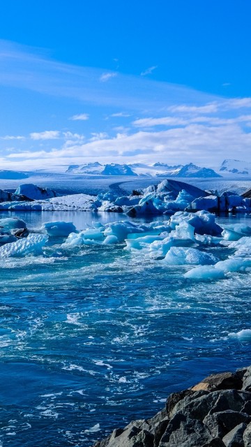 Image ice on body of water during daytime