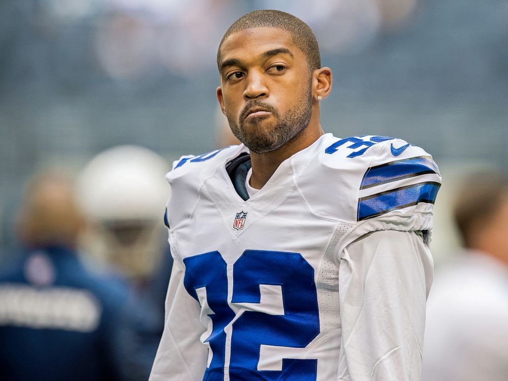 Homme en Chemise Jersey Blanc et Bleu. Wallpaper in 2048x1536 Resolution