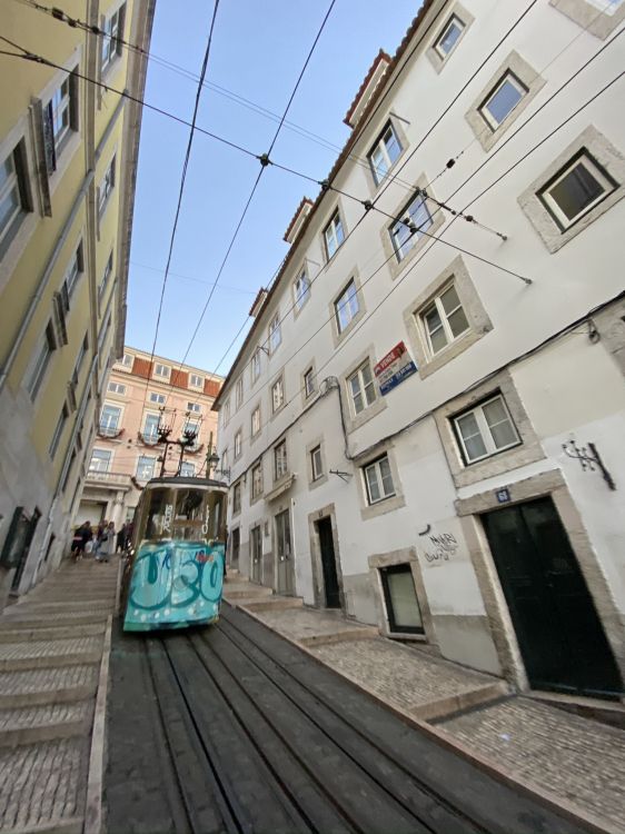 跟踪, 窗口, 建筑, 街区, 正面 壁纸 1536x2048 允许