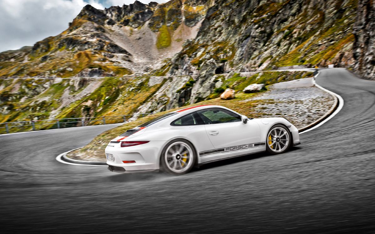 Weißer Porsche 911 Unterwegs. Wallpaper in 3840x2400 Resolution