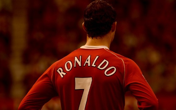 Fondos de Pantalla Hombre en Camiseta Roja y Blanca Con Cuello Redondo