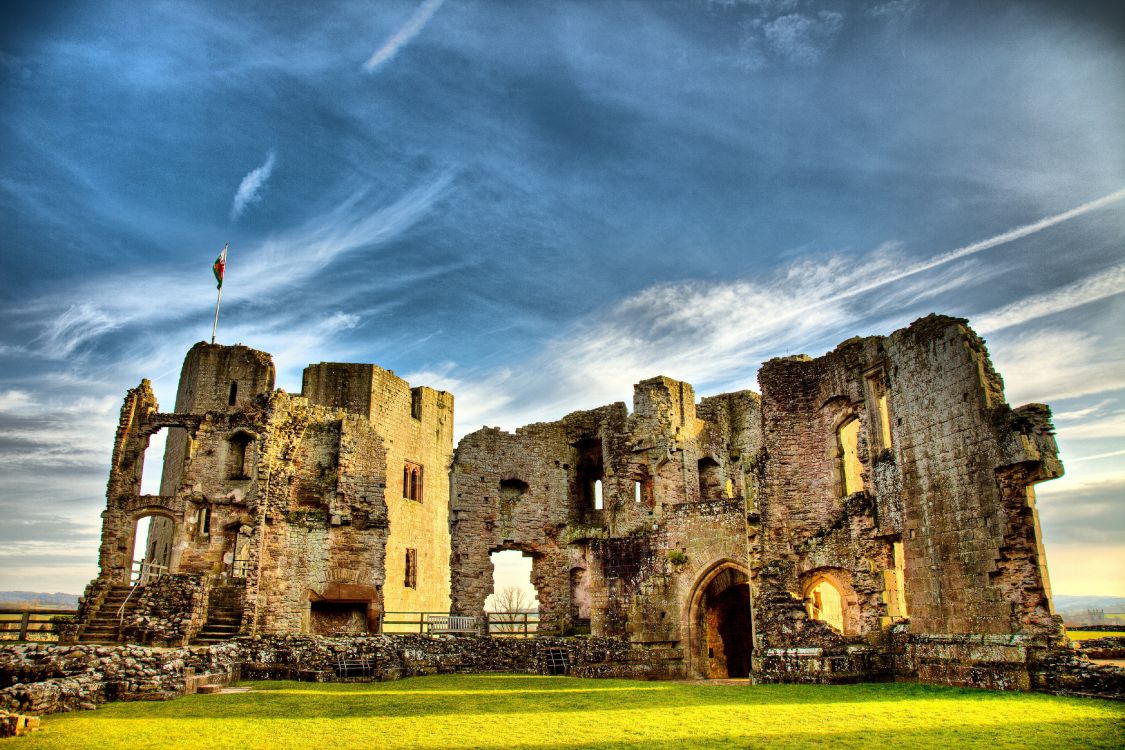 Braune Betonburg Unter Blauem Himmel. Wallpaper in 4000x2665 Resolution